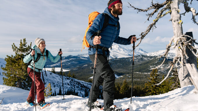 Homme et femme en raquette en hiver