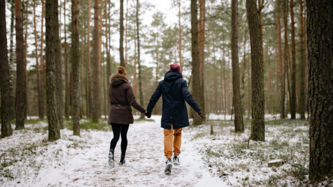 Couple marche en forêt idée cadeau saint-valentin hiver