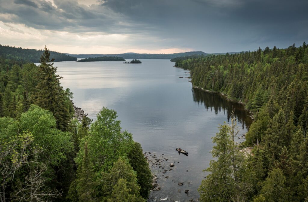 Paysage sauvage de la rivière Dumoine entre le Témiscamingue et l'Outaouais