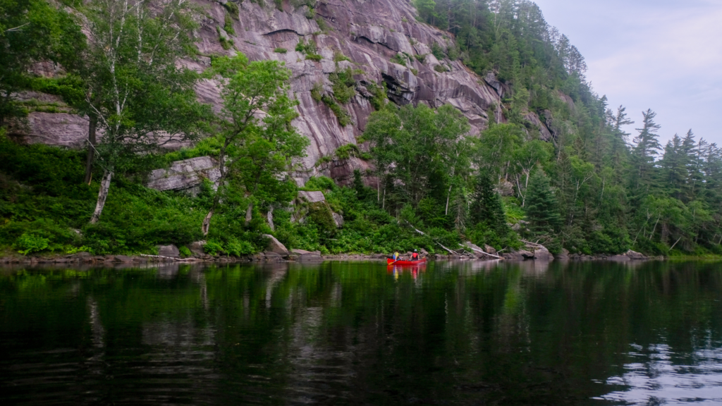 Site de camping en bordure d'un rapide de classe 5 sur la rivière Dumoine