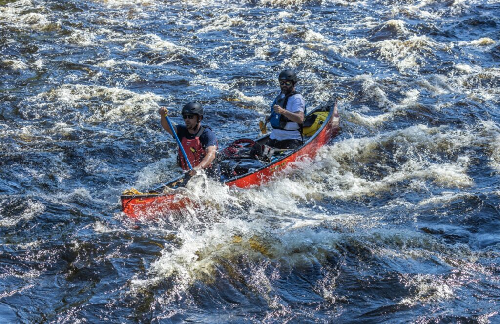 Canoteurs expérimentés négociant un rapide sur la rivière Dumoine au Québec