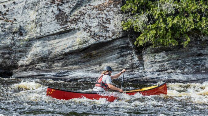 personne pratiquant du canot-camping sur la rivière Dumoine
