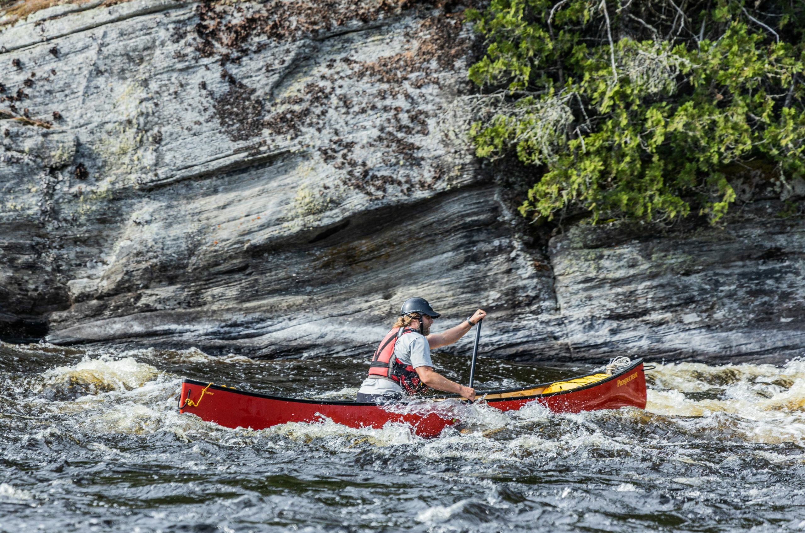 personne pratiquant du canot-camping sur la rivière Dumoine