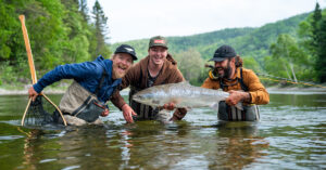 Trois hommes à la pêche