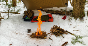 Feu dans un décor hivernal