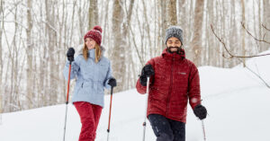 Couple en randonnée d'hiver