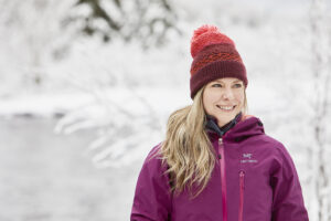 Femme portant un manteau d'hiver