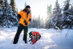 Homme vêtu dun manteau d'hiver