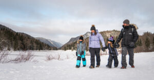 Famille en randonnée d'hiver