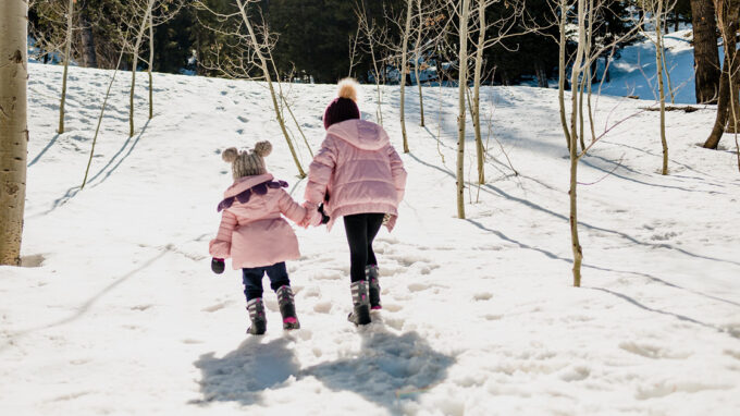 deux enfants dans la neige