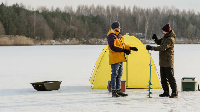 Pecheurs sur glace avec abri