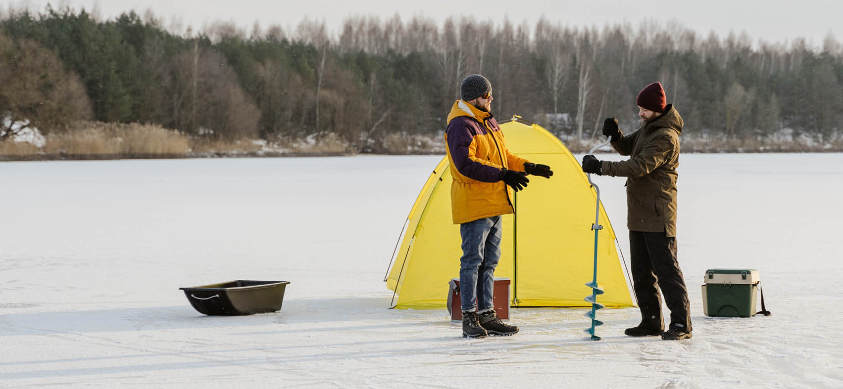 Pecheurs sur glace avec abri