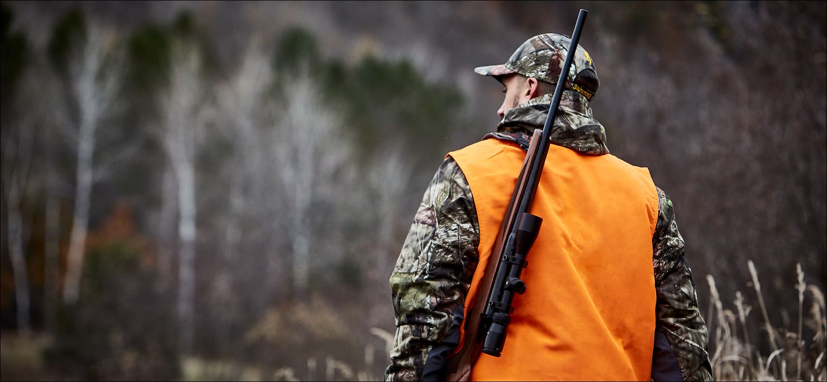 Chasseur avec une carabine