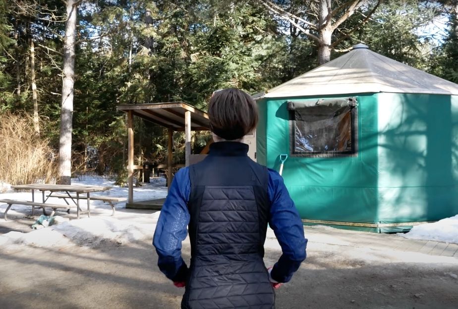 Camping d'hiver dans une yourte au parc Algonquin, en Ontario