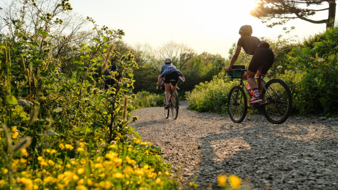 Deux cyclistes en train de rouler à vélo sur un sentier