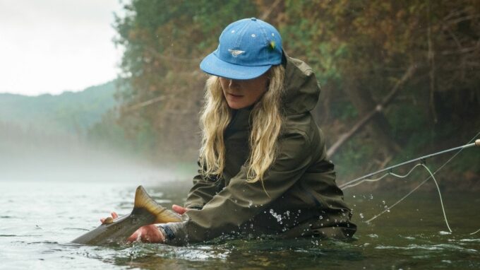 Femme qui attrape un poisson dans l'eau