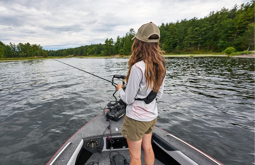 Femme en train de pêcher sur un bâteau