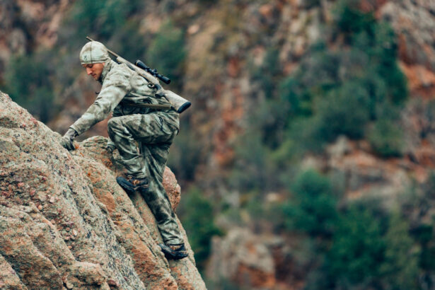 Chasseur qui grimpe un rocher avec des bottes de chasse