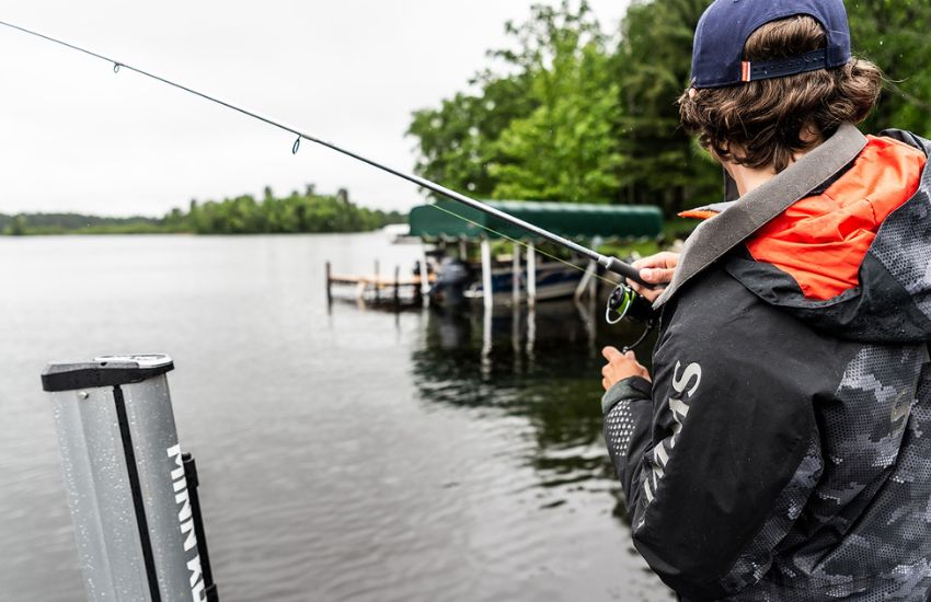 Pêcheur qui essaye d'attraper une truite mouchetée