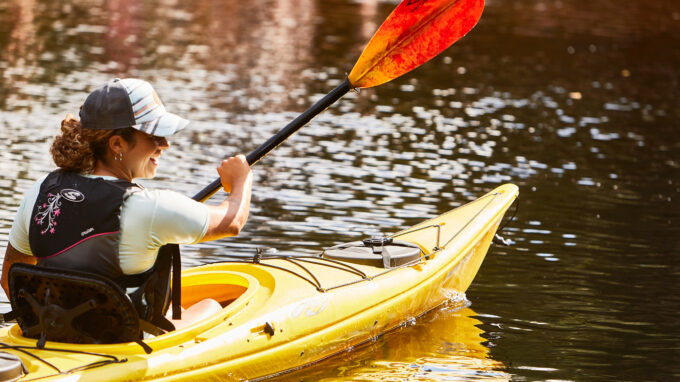 femme qui fait du kayak