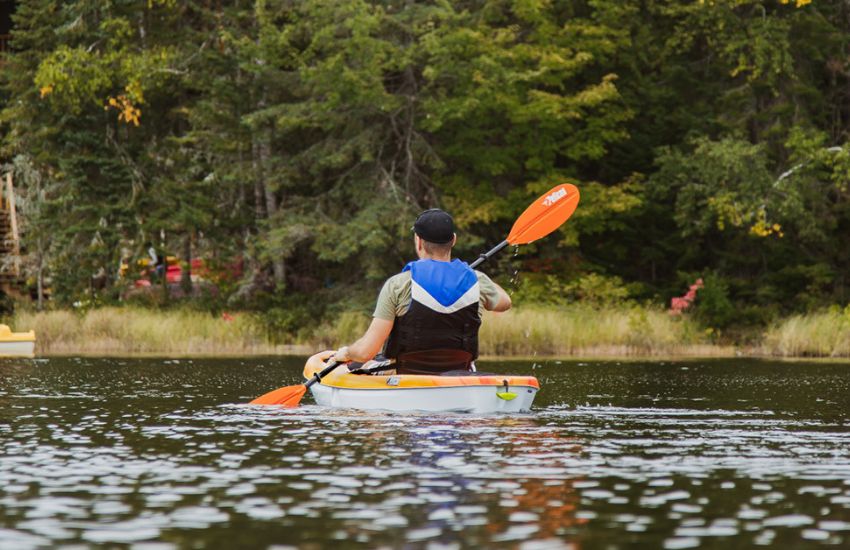 Un homme en train de faire du kayak