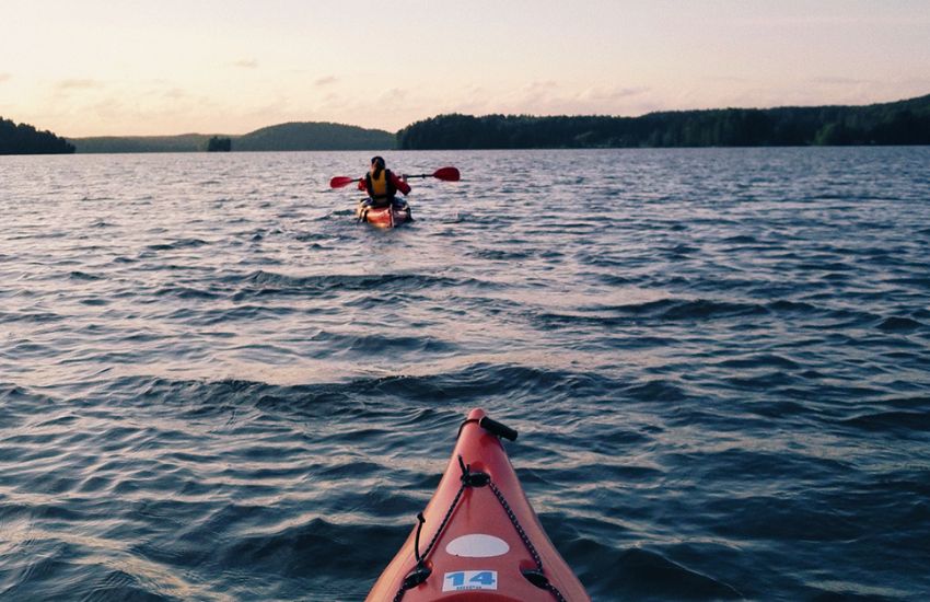 Deux personnes en train de faire du kayak en mer