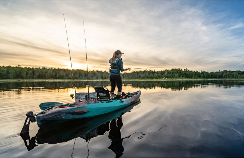 Une femme en train de pêcher sur un kayak de pêche