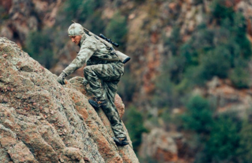 Chasseur qui grimpe avec des bottes de chasse