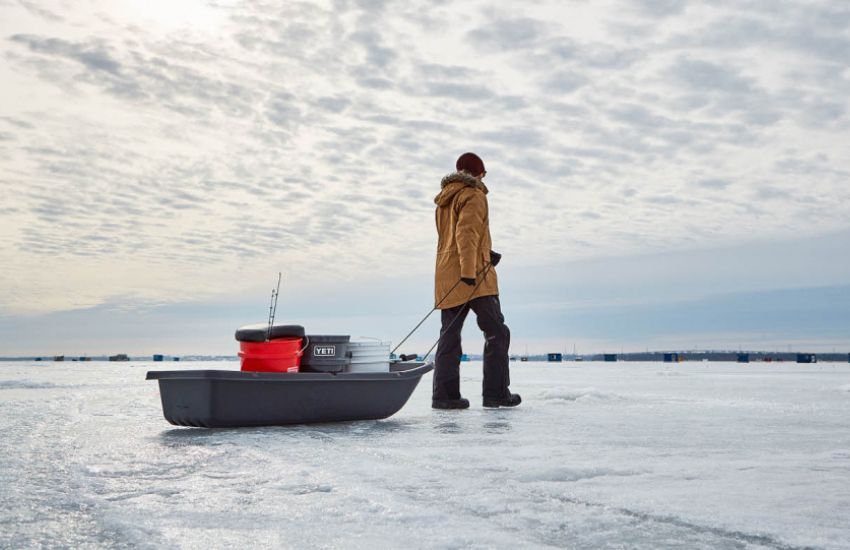 Pêcher sur un lac gelé