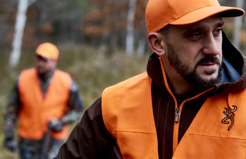 Chasseurs au petit gibier dans la forêt