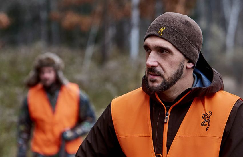 Chasseurs dans la forêt pour le petit gibier