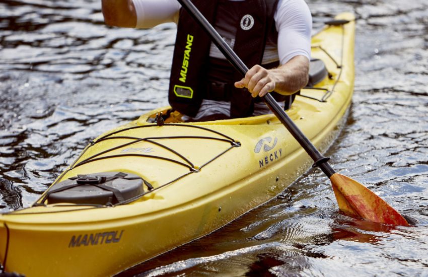 Personne portant une VFI qui fait du kayak