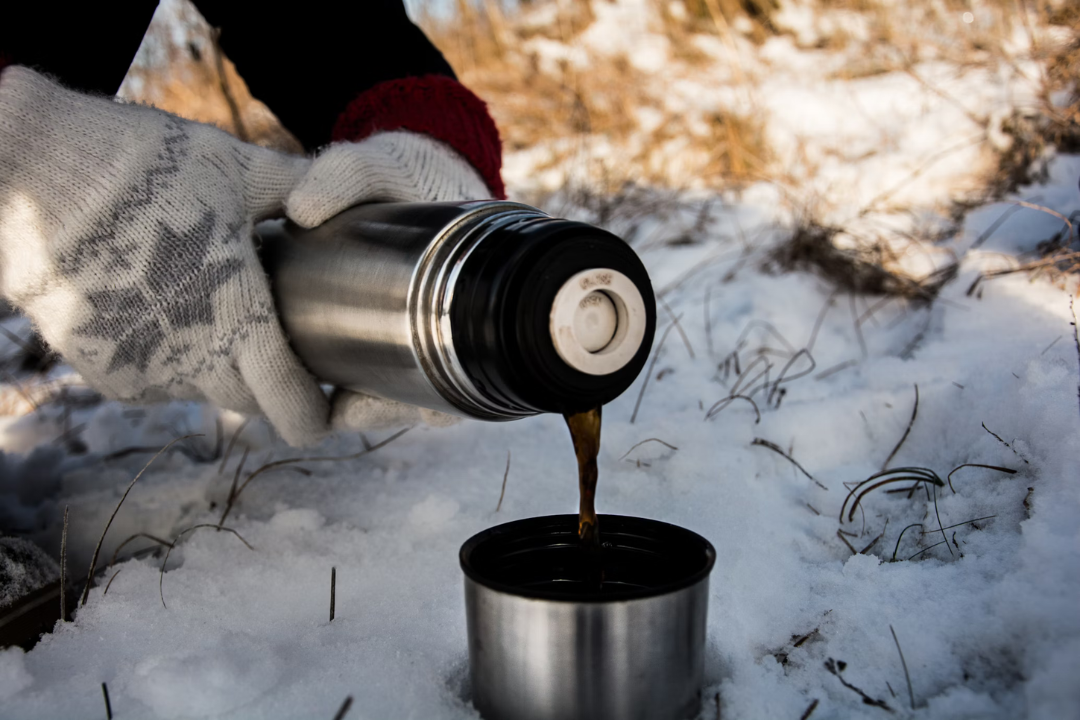 Eating and drinking well during a winter hike