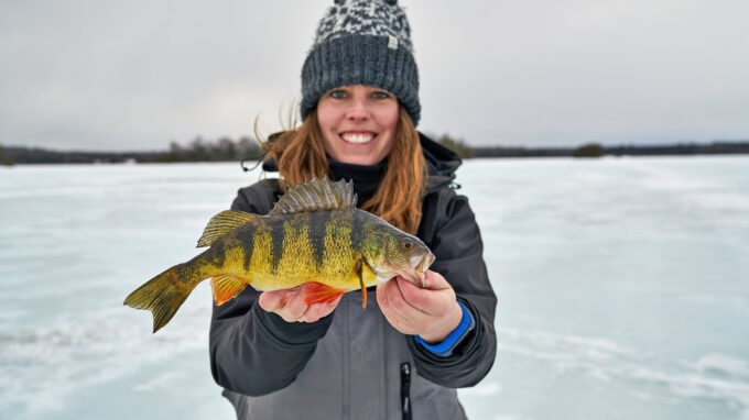 Ashley Rae pêche sur glace perchaude