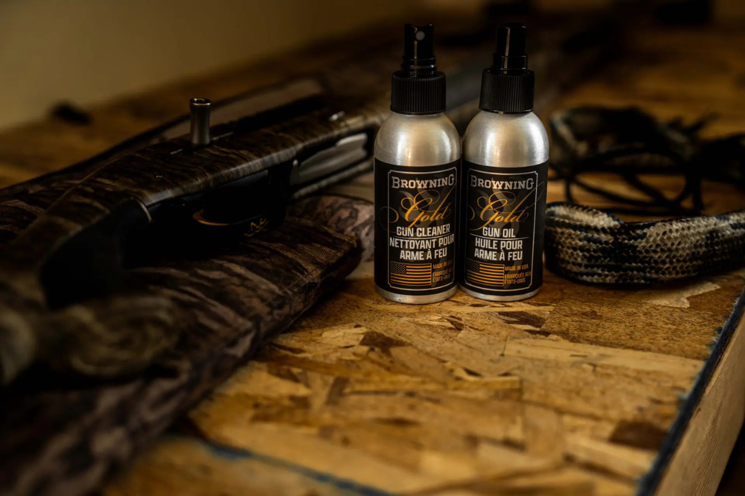 Arme à feu de chasse entourée de produits et outils d'entretien Browning (nettoyant, huile, bore snake).