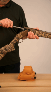 Nettoyage de l’âme du canon d’un fusil de chasse avec une baguette de nettoyage.