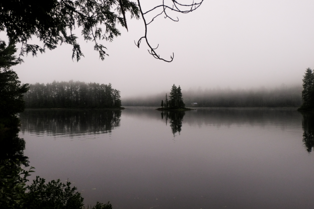 Site de camping en bordure d'un rapide de classe 5 sur la rivière Dumoine