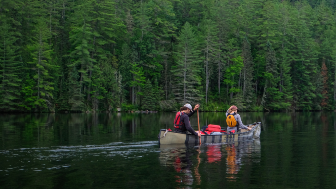 Personnes pratiquant le canot-camping sur la rivière Dumoine