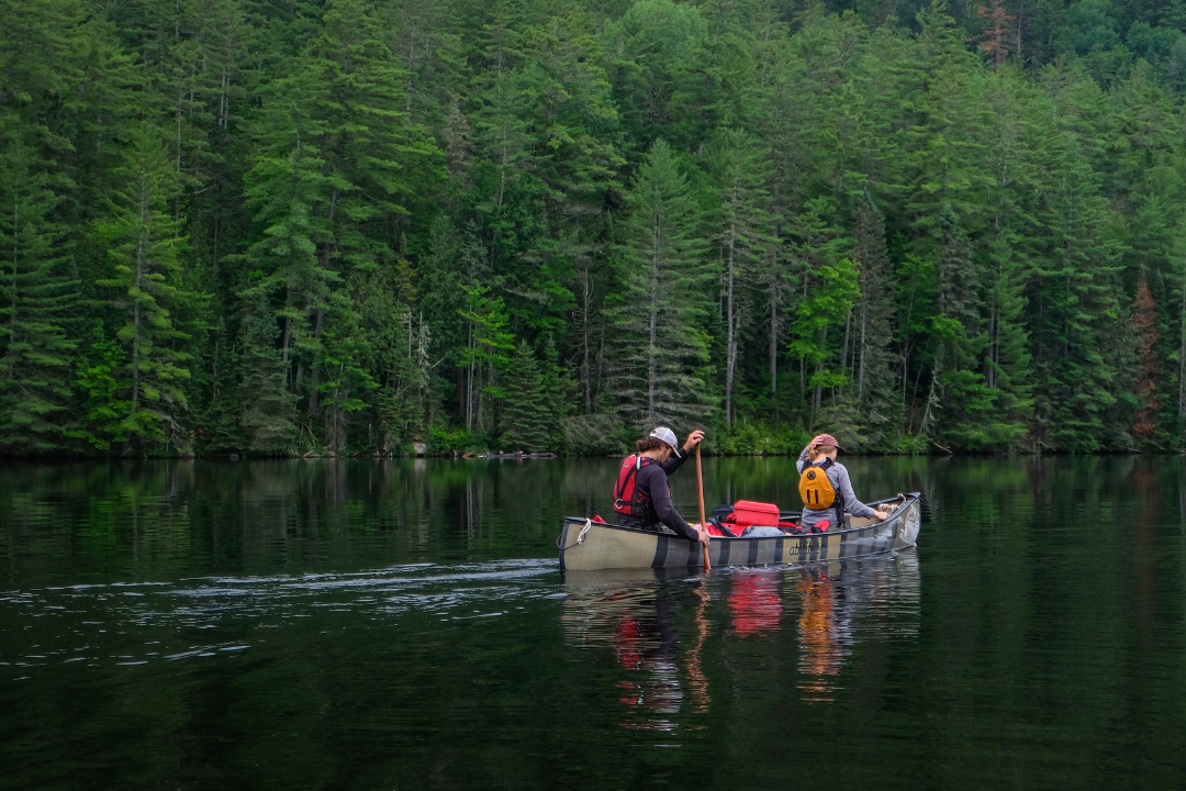Personnes pratiquant le canot-camping sur la rivière Dumoine