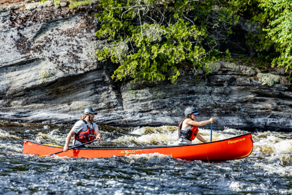 Canoteurs expérimentés négociant un rapide sur la rivière Dumoine au Québec