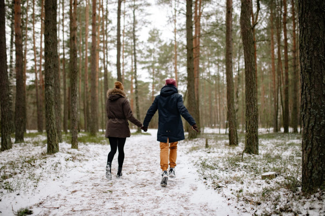 Couple marche en forêt idée cadeau saint-valentin hiver