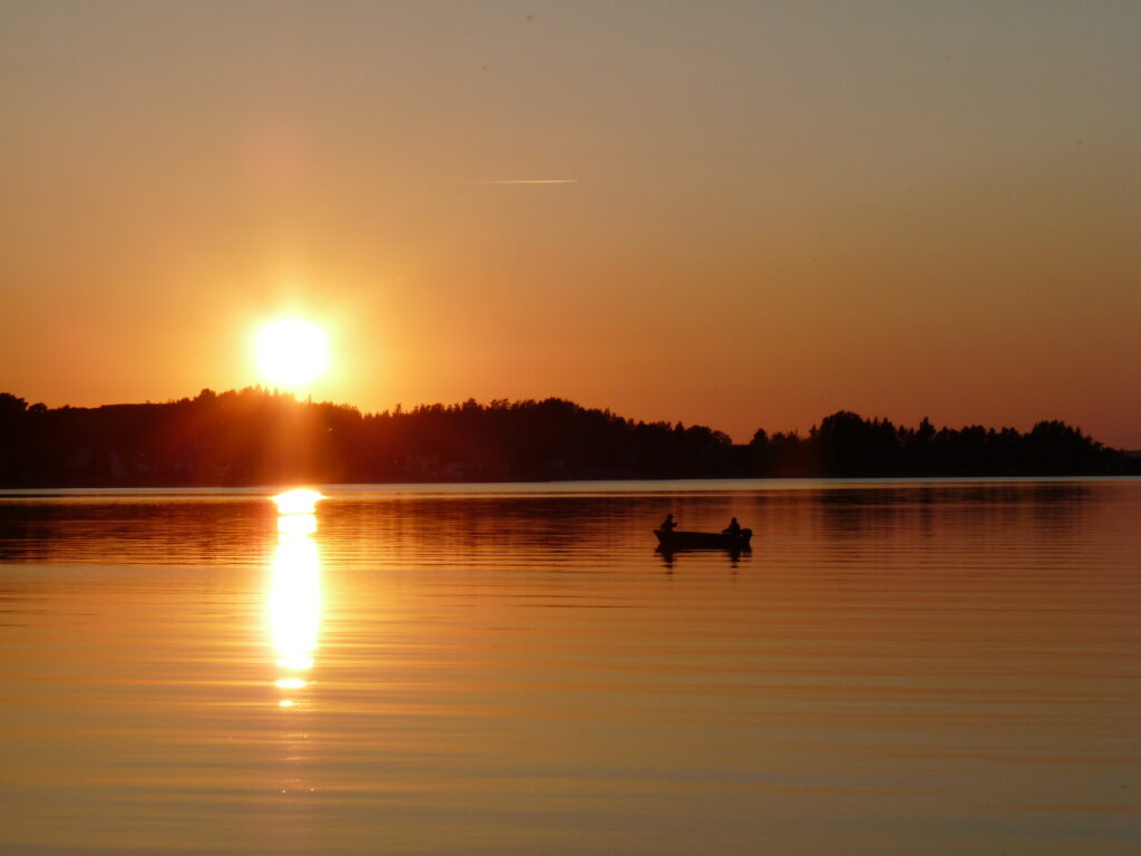 Canot et coucher de soleil au lac Saint-Jean