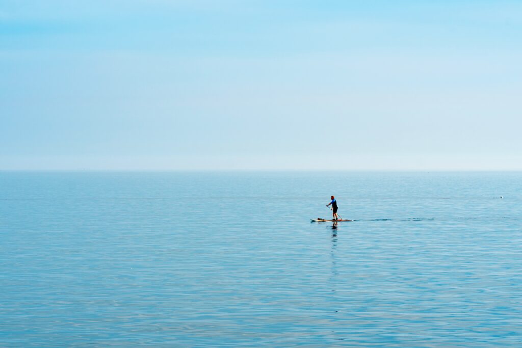 Planche à pagaie à Sandbanks sur le lac Ontario, en Ontario