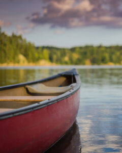 Canot sur un lac paisible