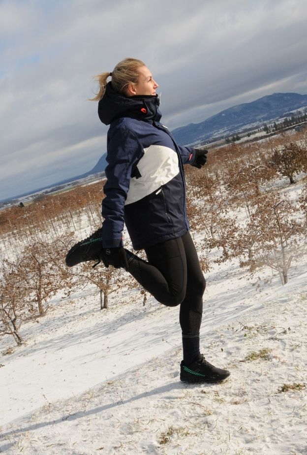 Étirement musculaire avant la course