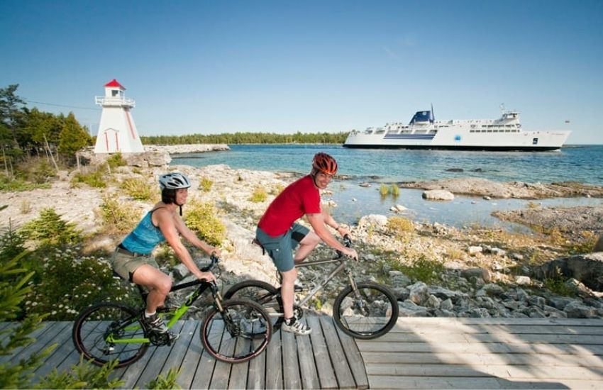 Deux cyclistes à l'île Manitoulin en Ontario