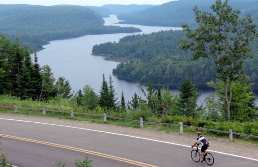 Cycliste au parc national de la Mauricie au Québec