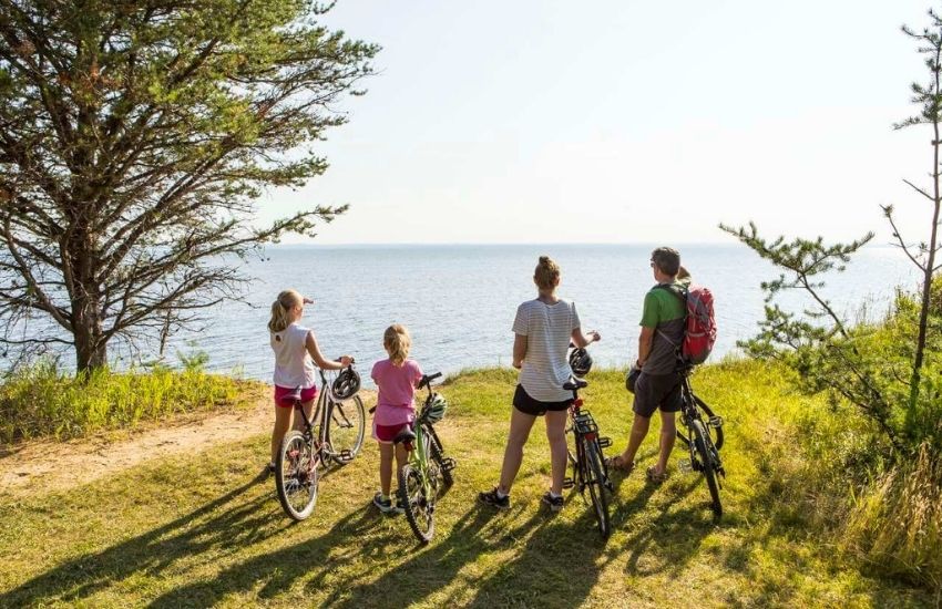 Cyclistes dans le parc national de la Pointe Taillon dans le Saguenay au Lac-Saint-Jean