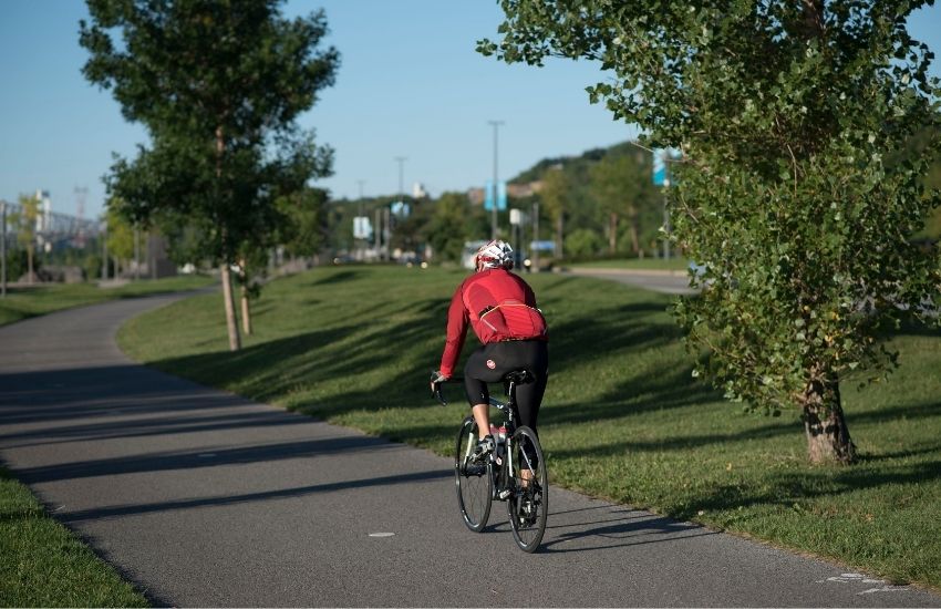 Cycliste au corridor des Cheminots à Québec
