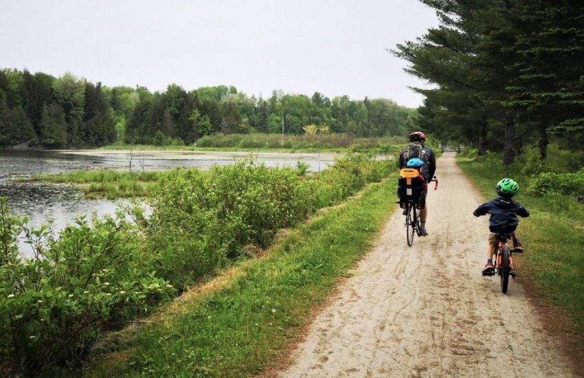 Cyclistes dans le sentier Tomifobia dans les Cantons-de-l’Est au Québec